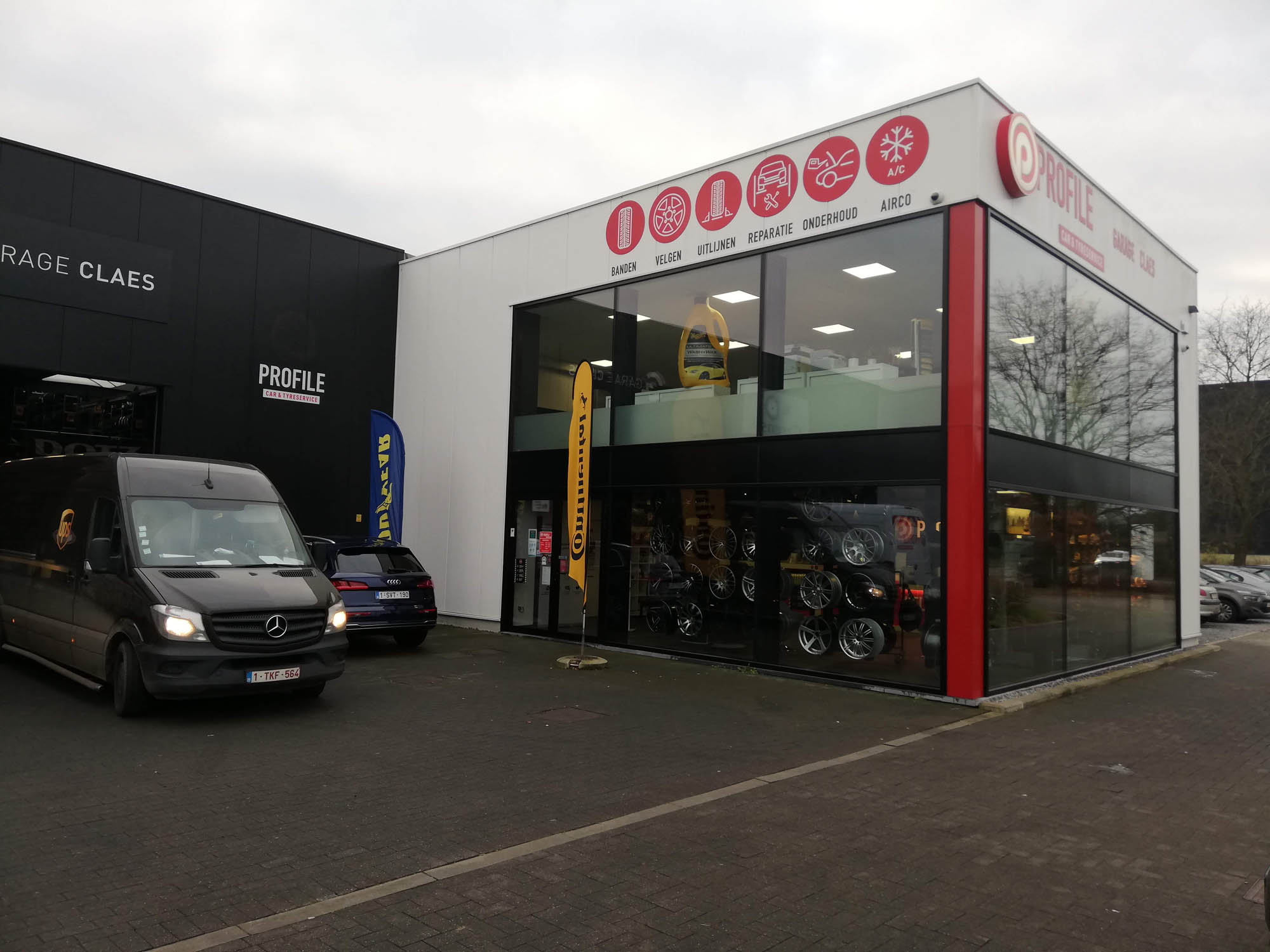 Glazen toonzaalgevel van fietsenwinkel Garage Claes met gereinigde etalageramen