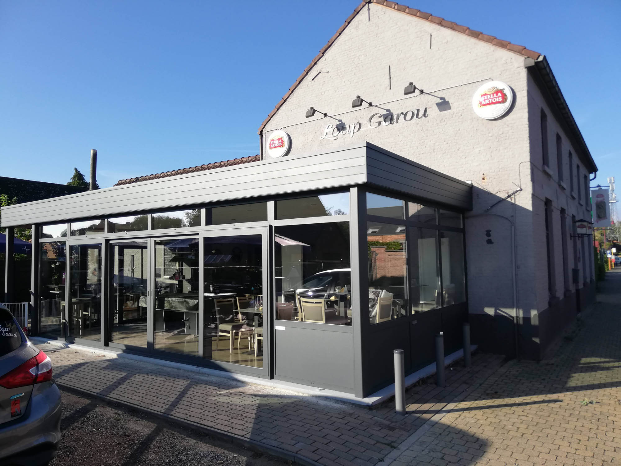 Glazen terrasuitbouw van restaurant Loup Garou met gereinigde ruiten