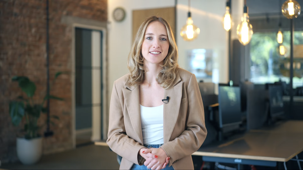 Blonde Frau mit hellen Lichtern im Hintergrund, vorne weißer Play Button