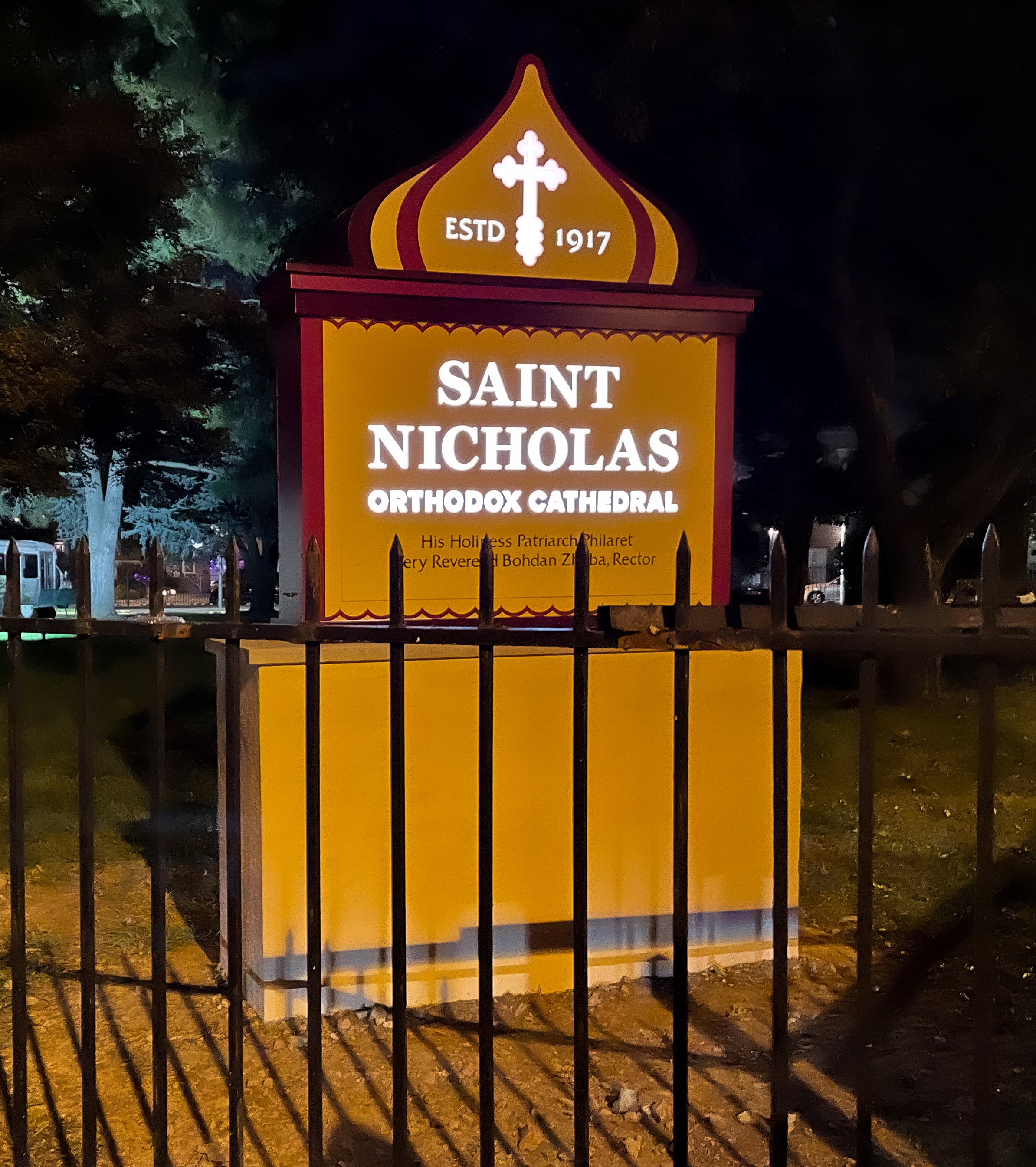 Illuminated monument sign