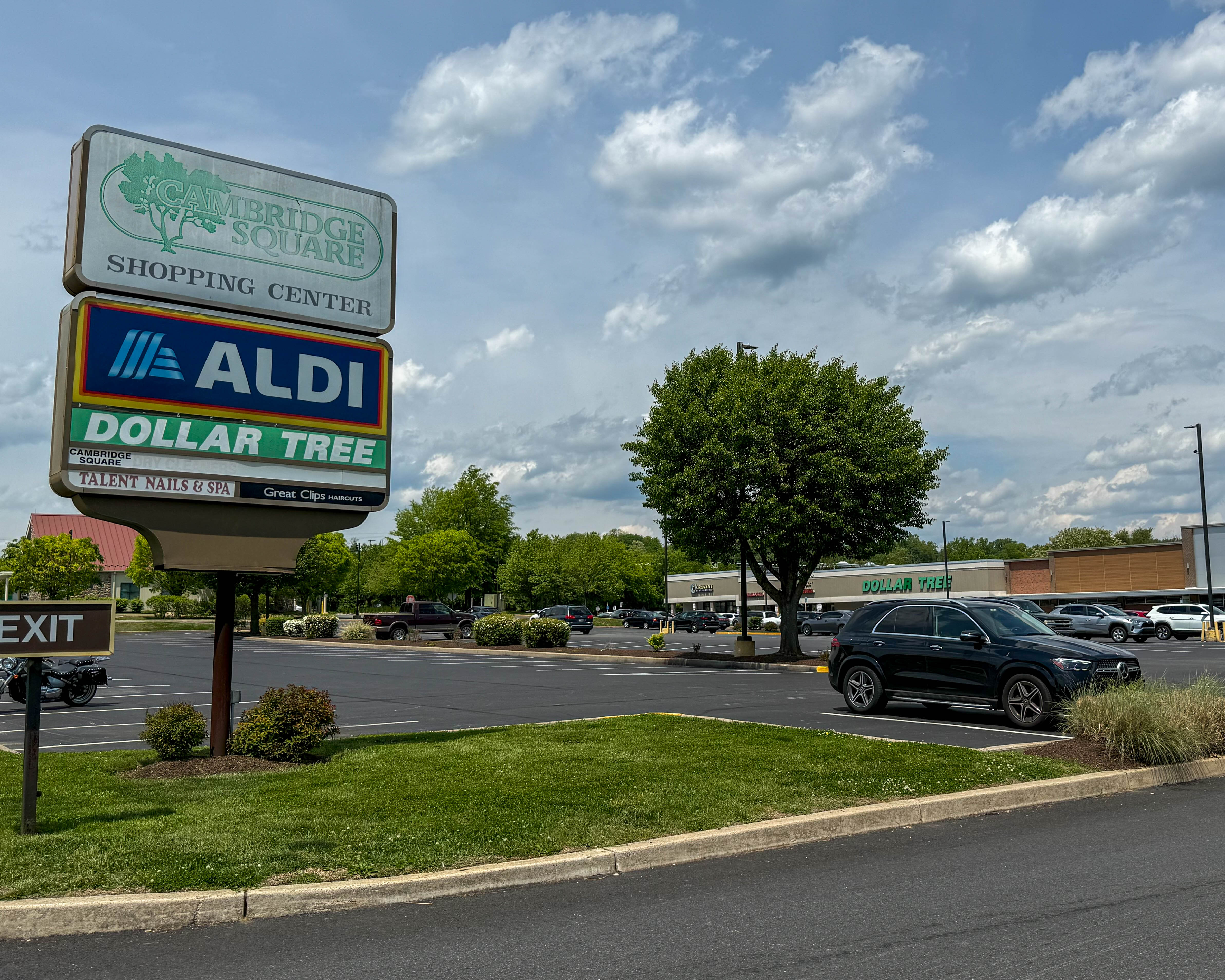 Cambridge Square Shopping Center at 4807 Edgmont Avenue in Brookhaven, Pennsylvania serving the local community