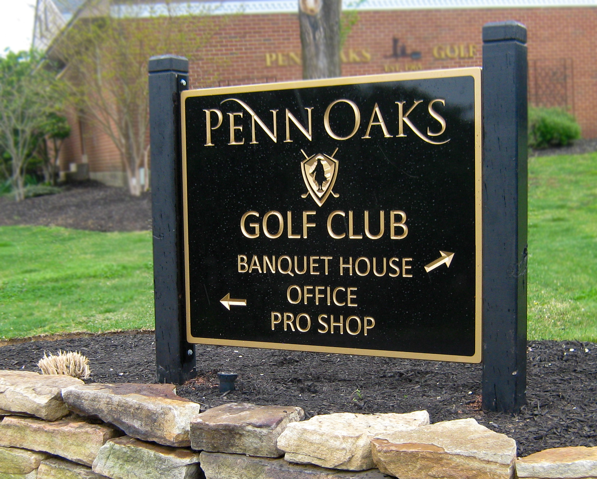 Exterior directional sign at a golf course