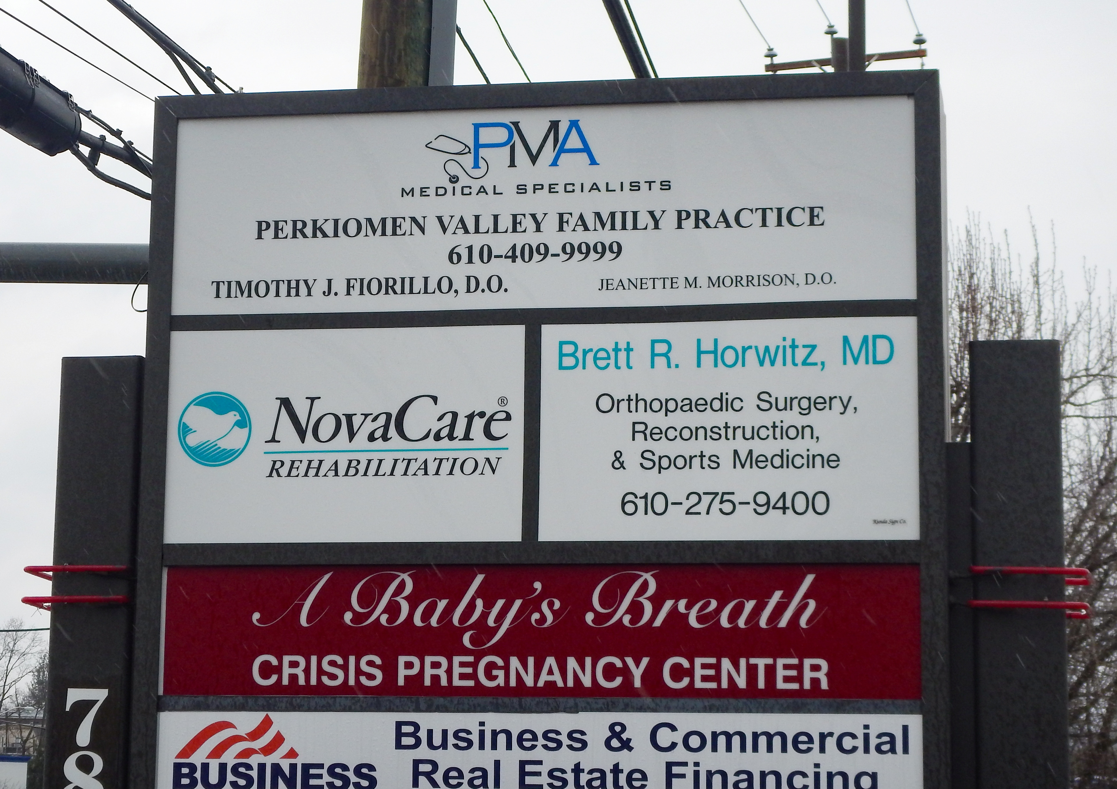 Tenant list on a large shopping center monument