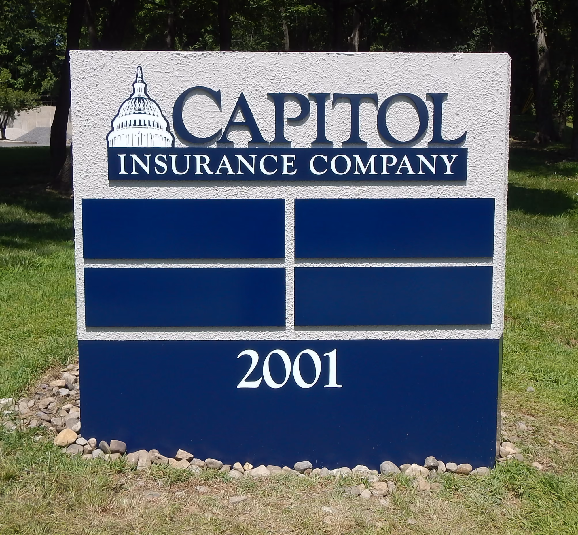 Building director monument sign with panels for multiple tenants