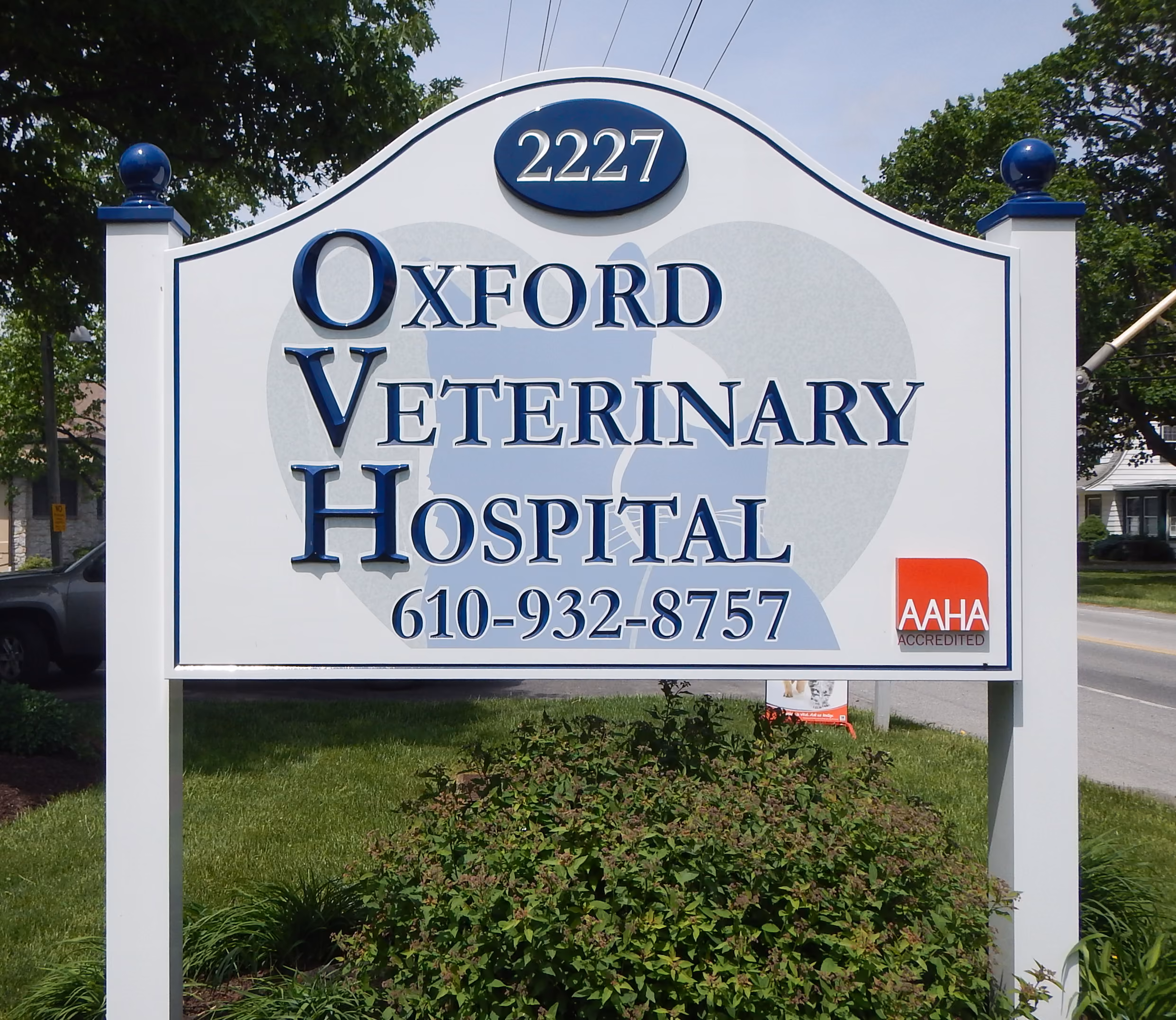 Blue and white carved HDU sign for a veterinary hospital