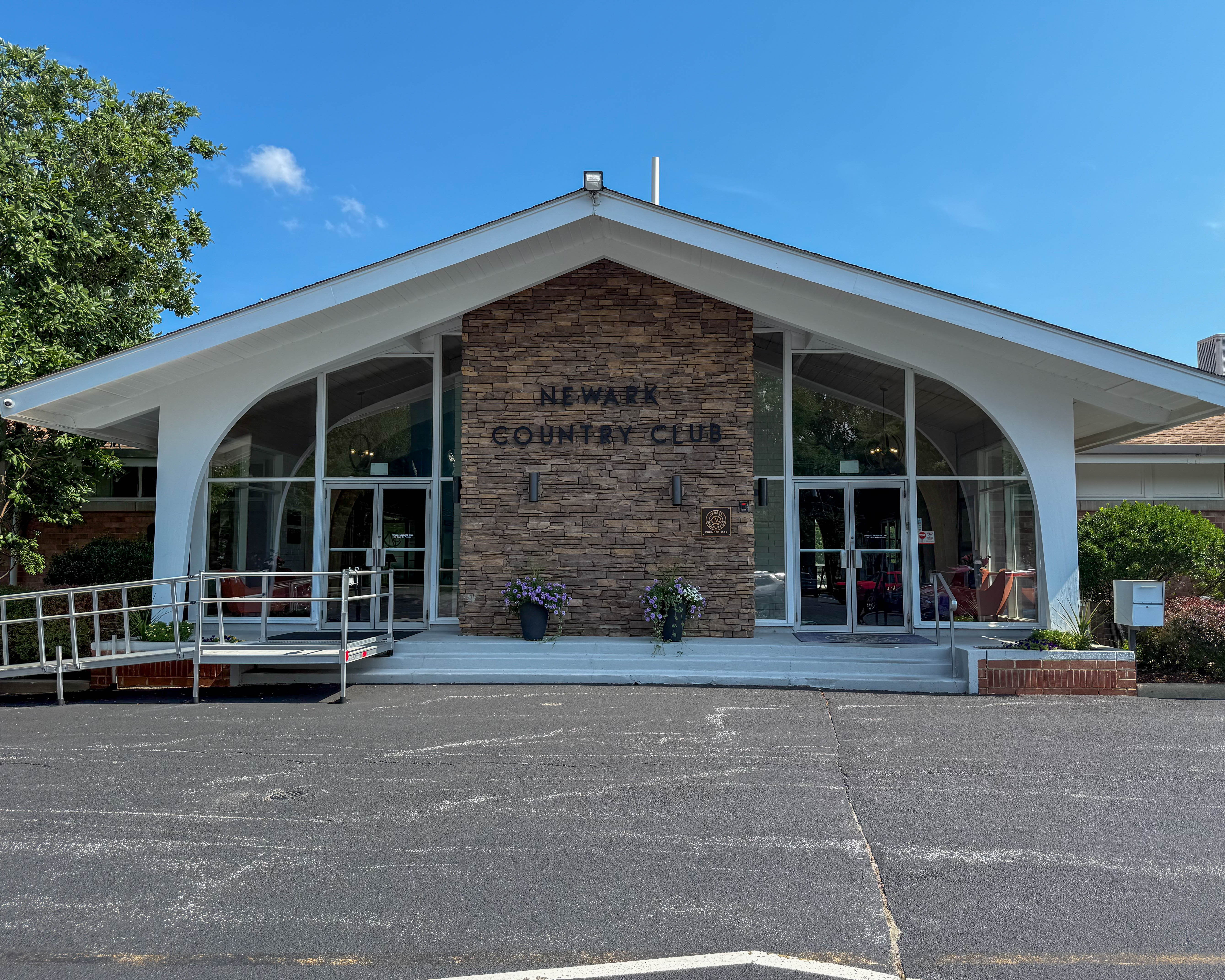 Newark Country Club at 300 W Main Street in Newark, DE serving the local community