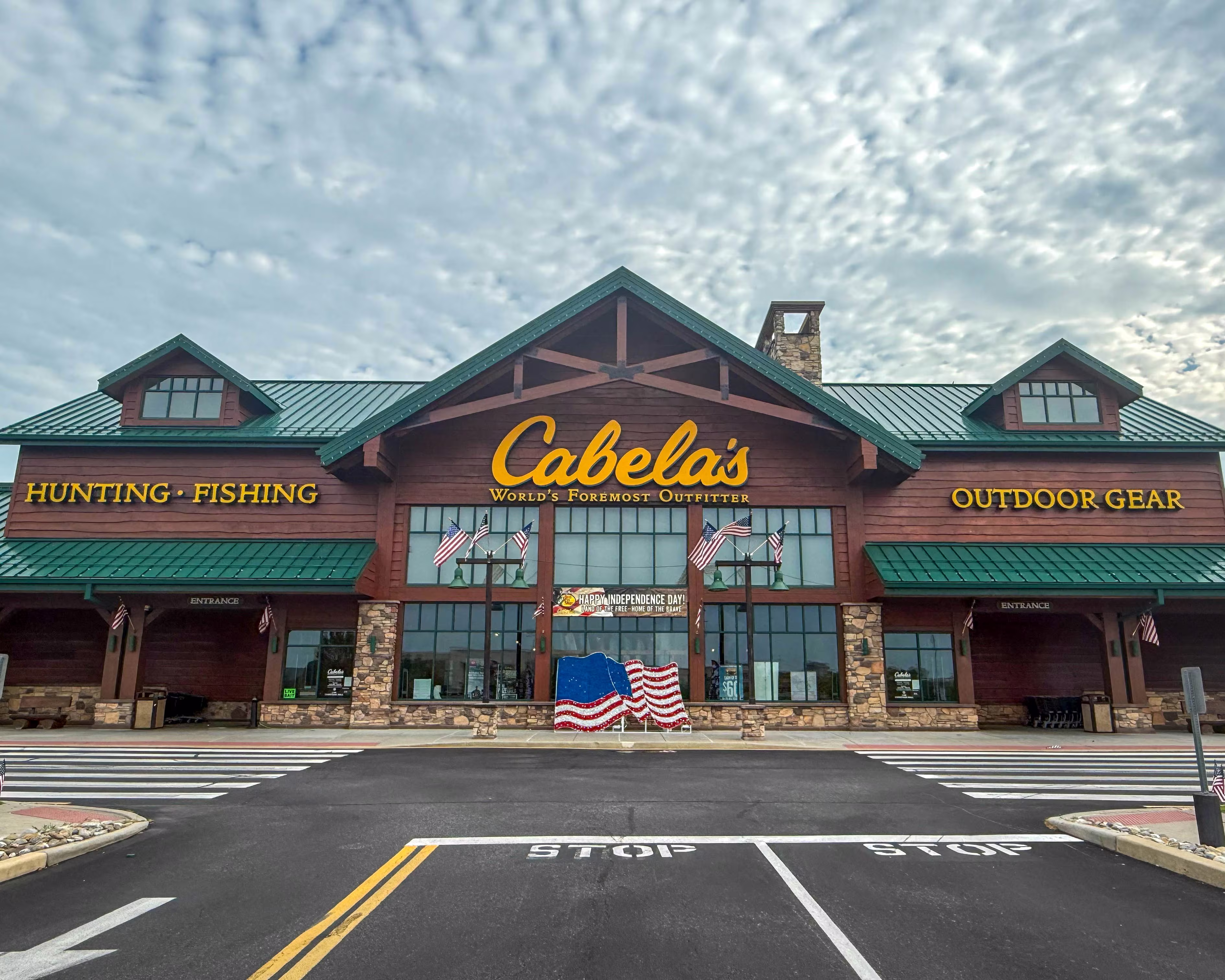 Cabela's at 1100 Christiana Mall, 1410 in Newark, DE serving the local community