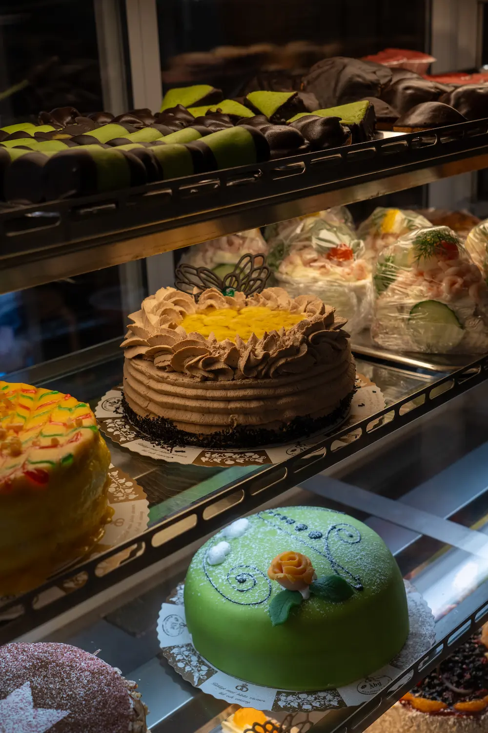 Tårtor i glasmonter på Åby Konditori