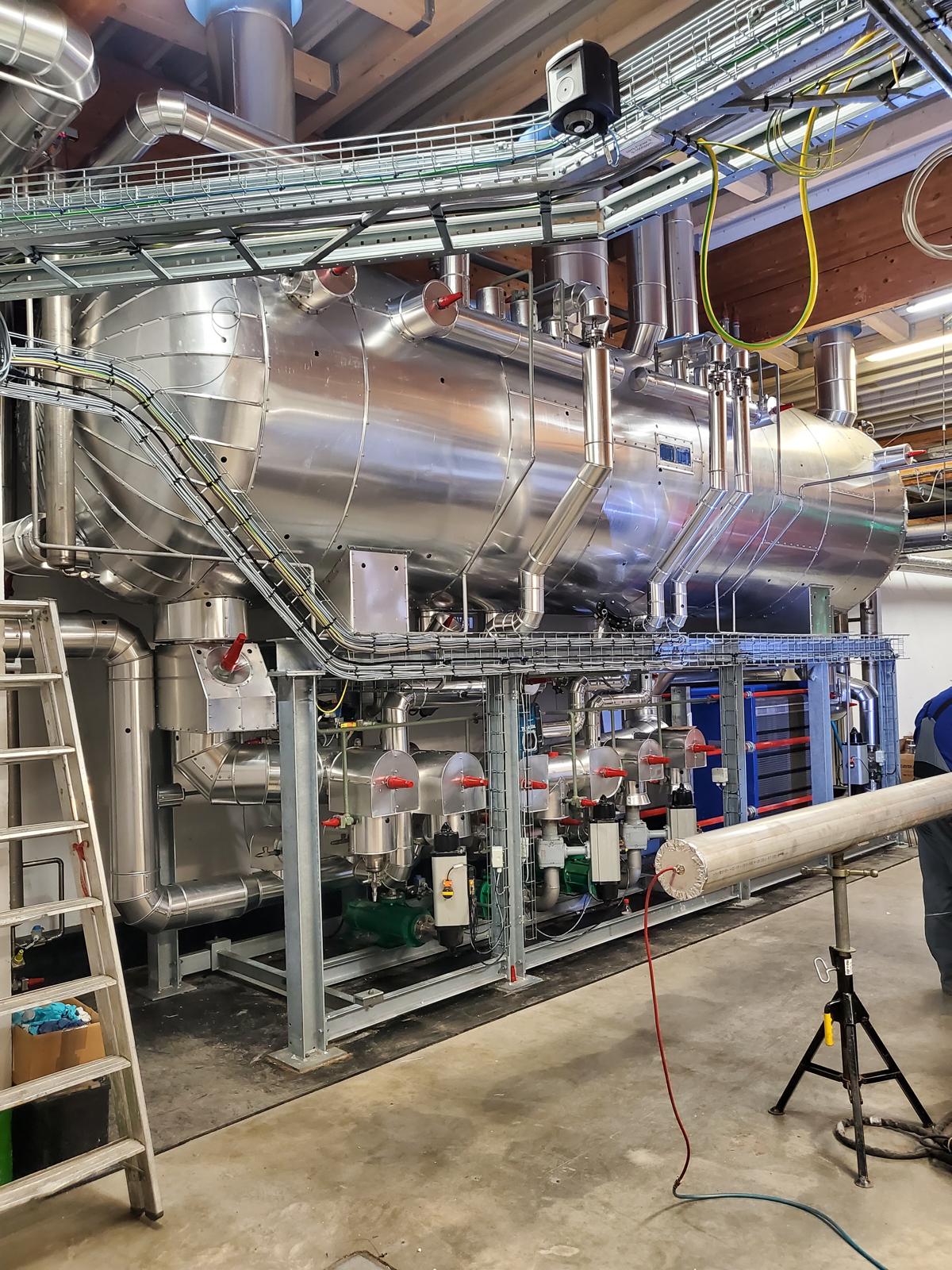 image depicting employees collaborating (for a manufacturing plant)