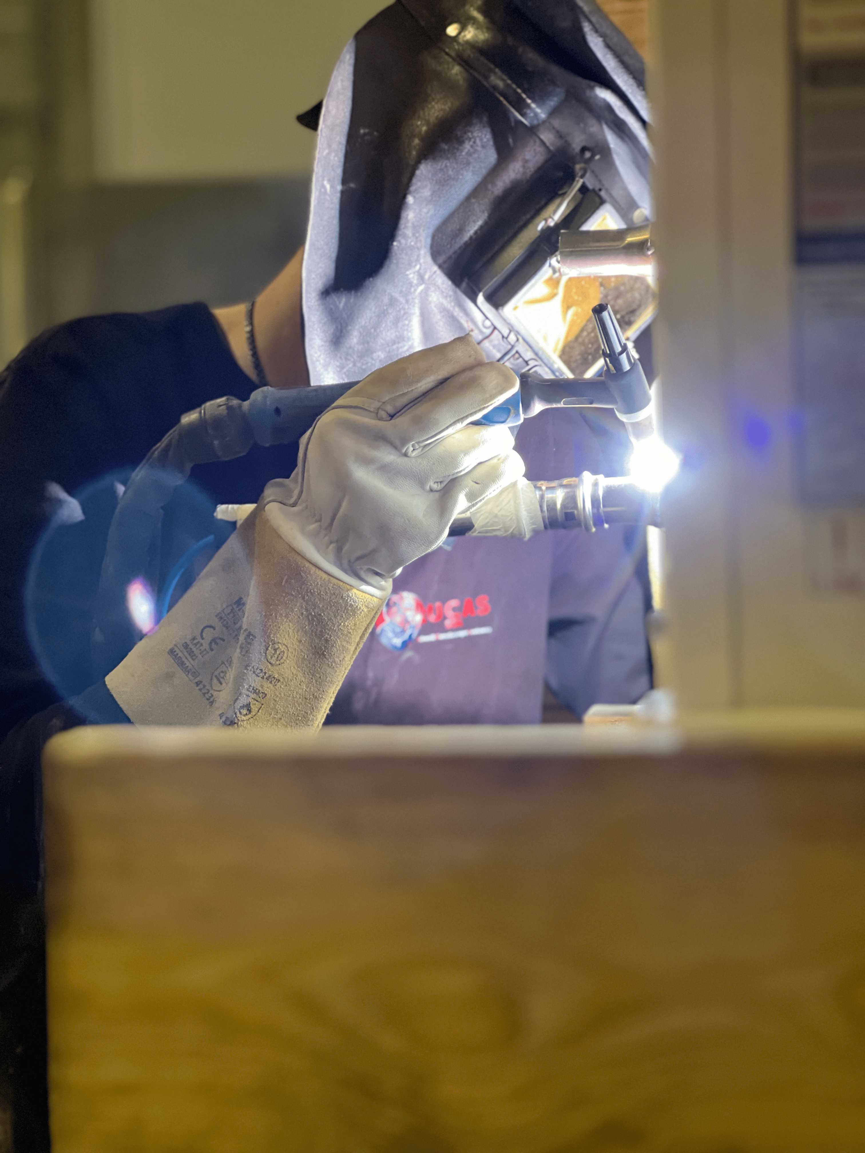 image depicting employees collaborating (for a manufacturing plant)