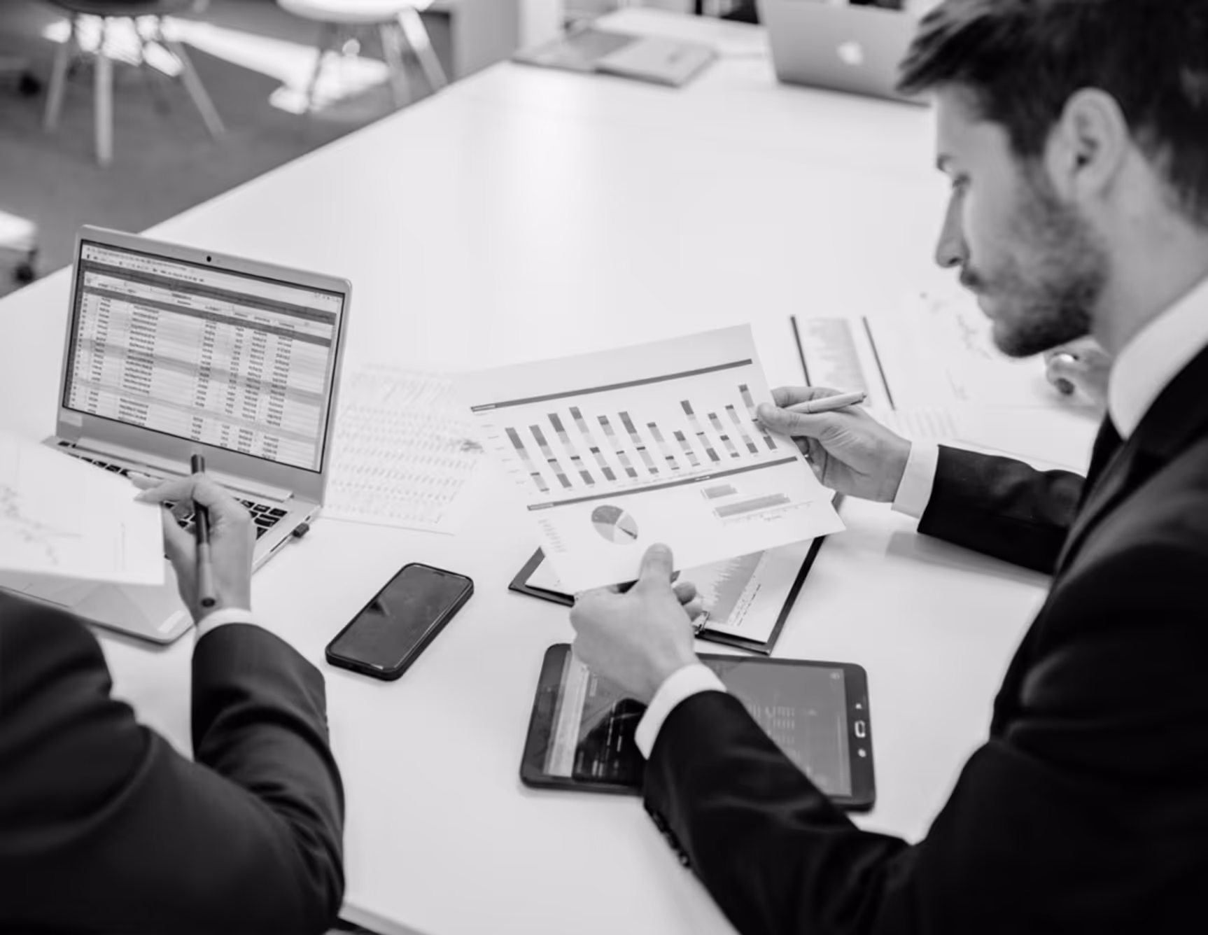 une personne de dos qui regarde un graphique négatif sur une tablette