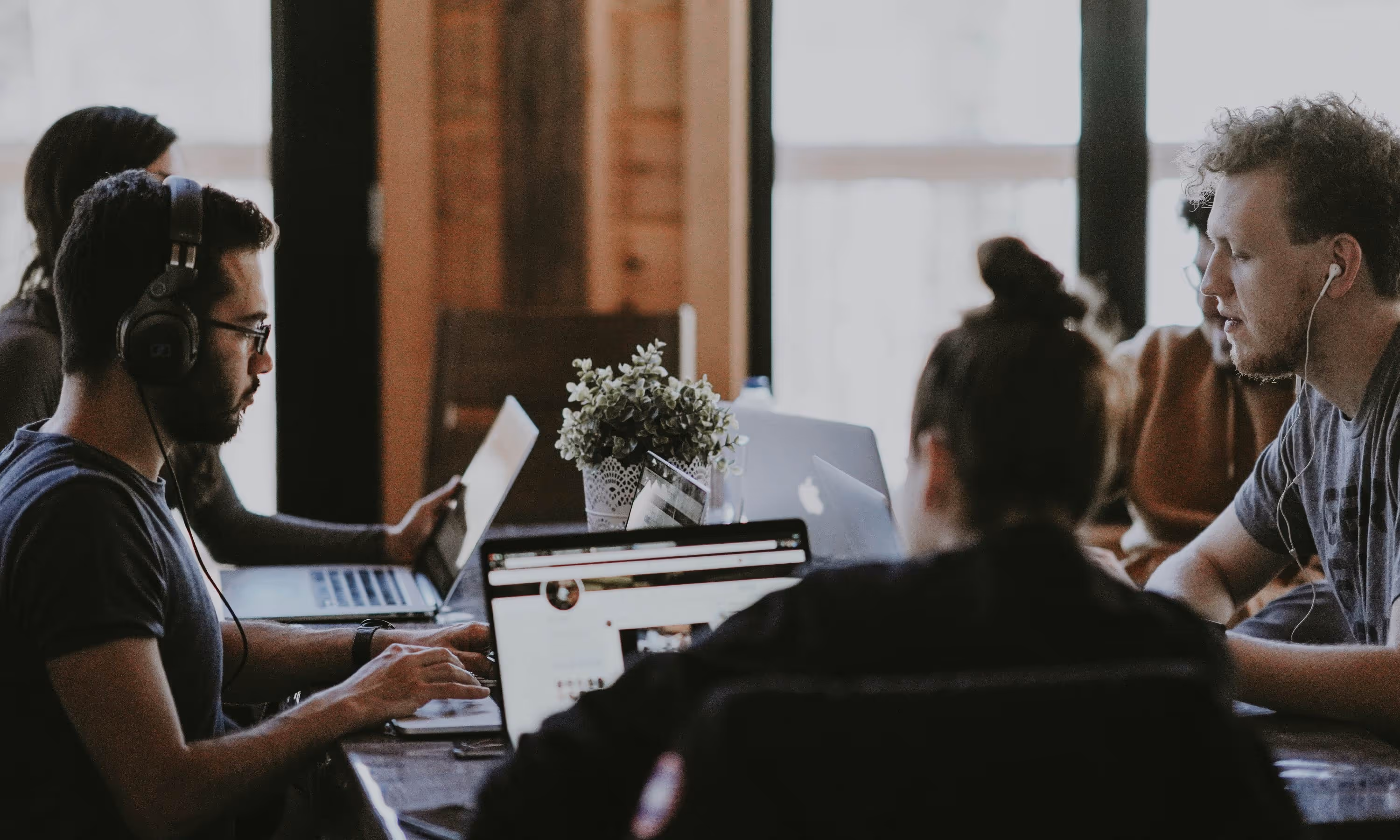 Uma equipe de software trabalhando em um escritório moderno.