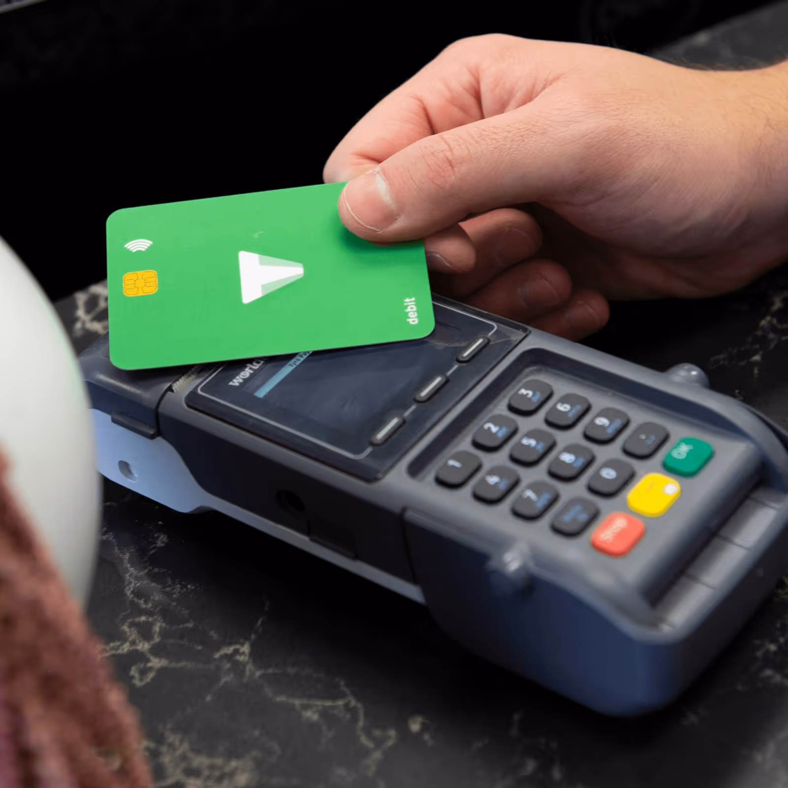 Uma foto de uma transação usando um cartão de débito.