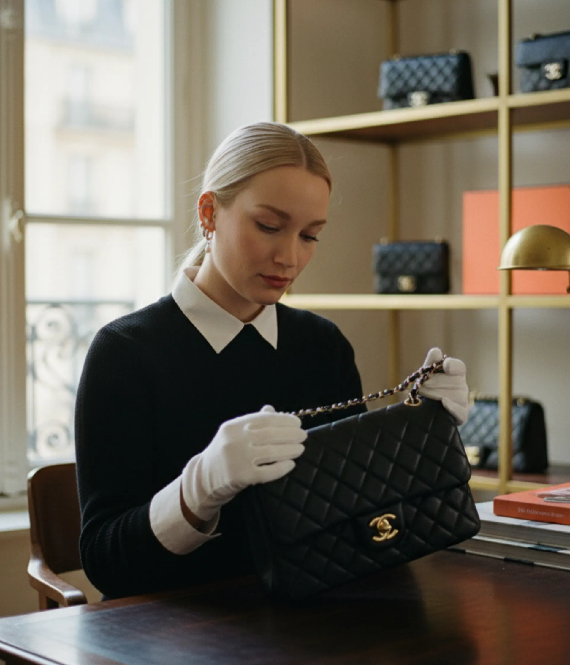 Experte Le Petit Fermoir authentifiant un sac Chanel