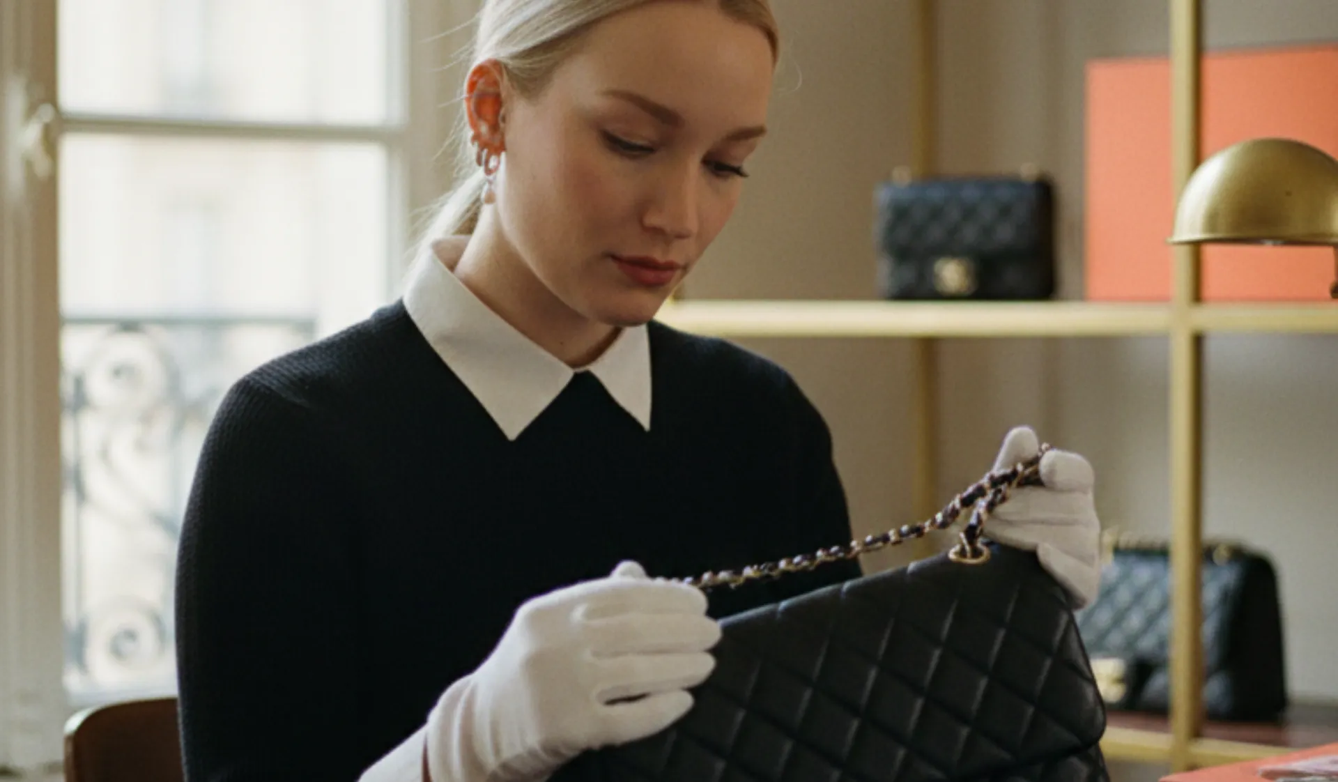 Experte Le Petit Fermoir authentifiant un sac Chanel