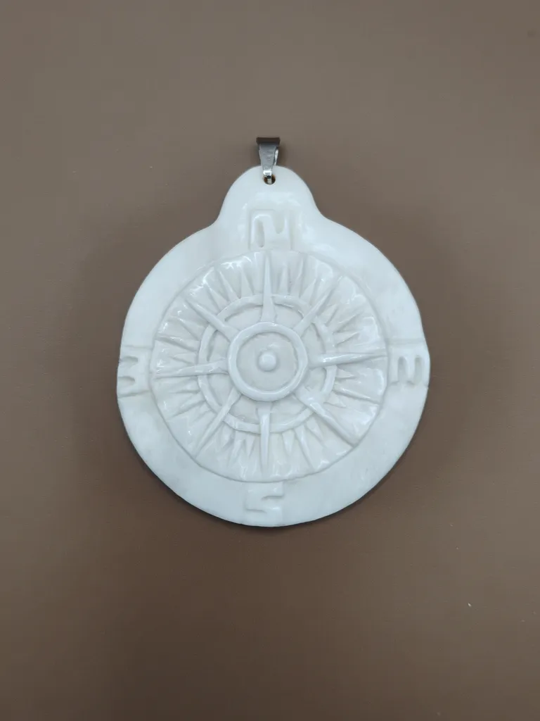 Pendentif en Os -Boussole- 