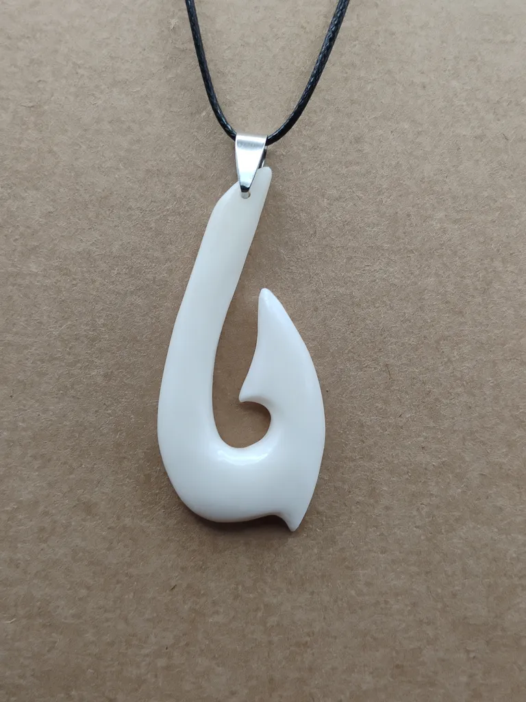 Pendentif os crochet maori vue porté