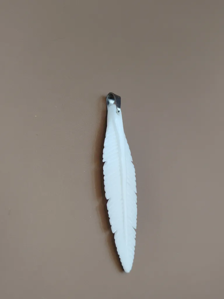 pendentif os plume vue gauche