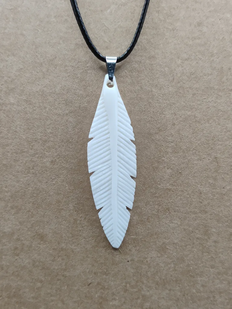 Pendentif os plume porté