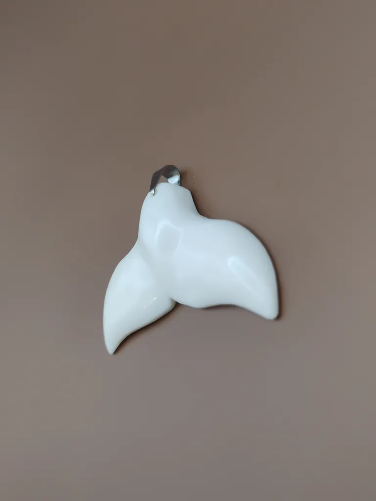 Pendentif os queue de baleine vue droite