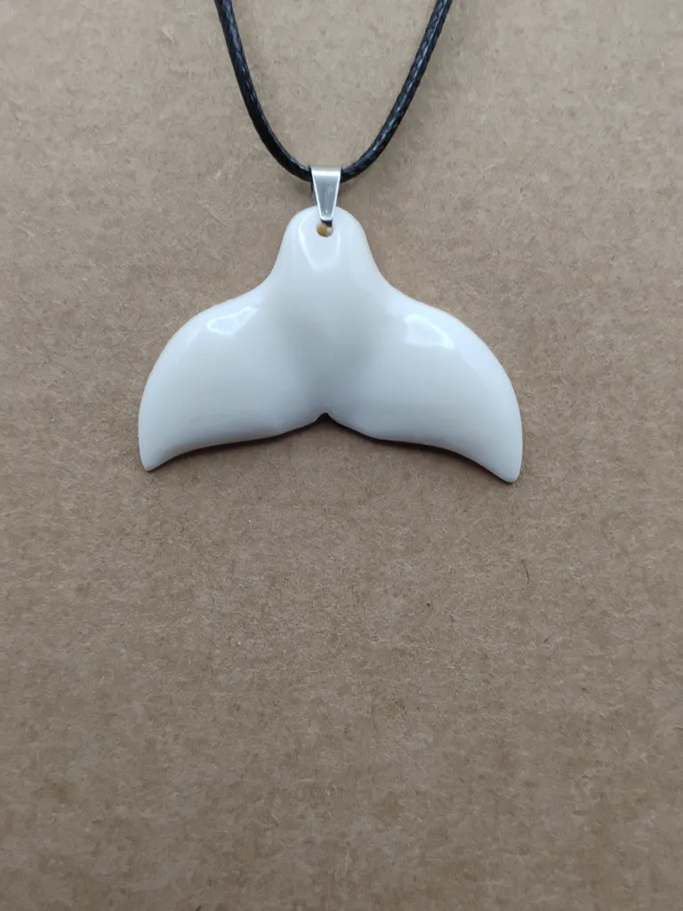 Pendentif os queue de baleine vue porté