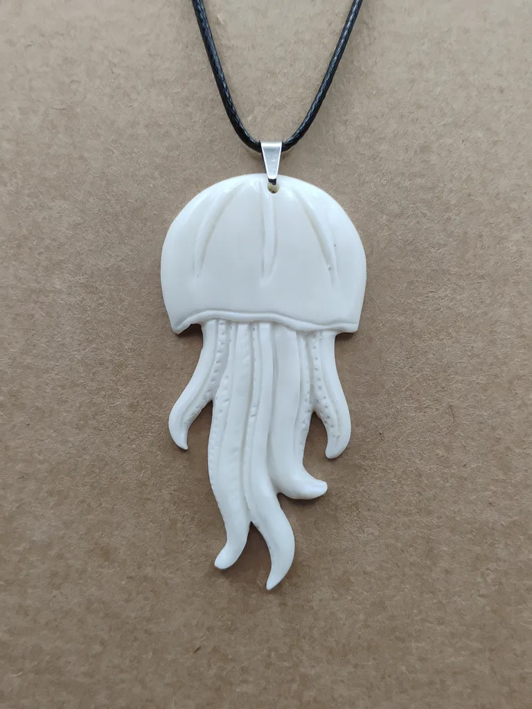Pendentif os méduse vue porté