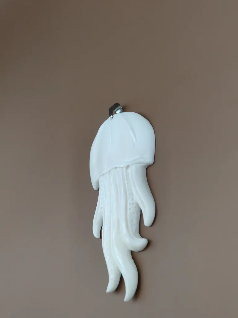 Pendentif os méduse vue droite