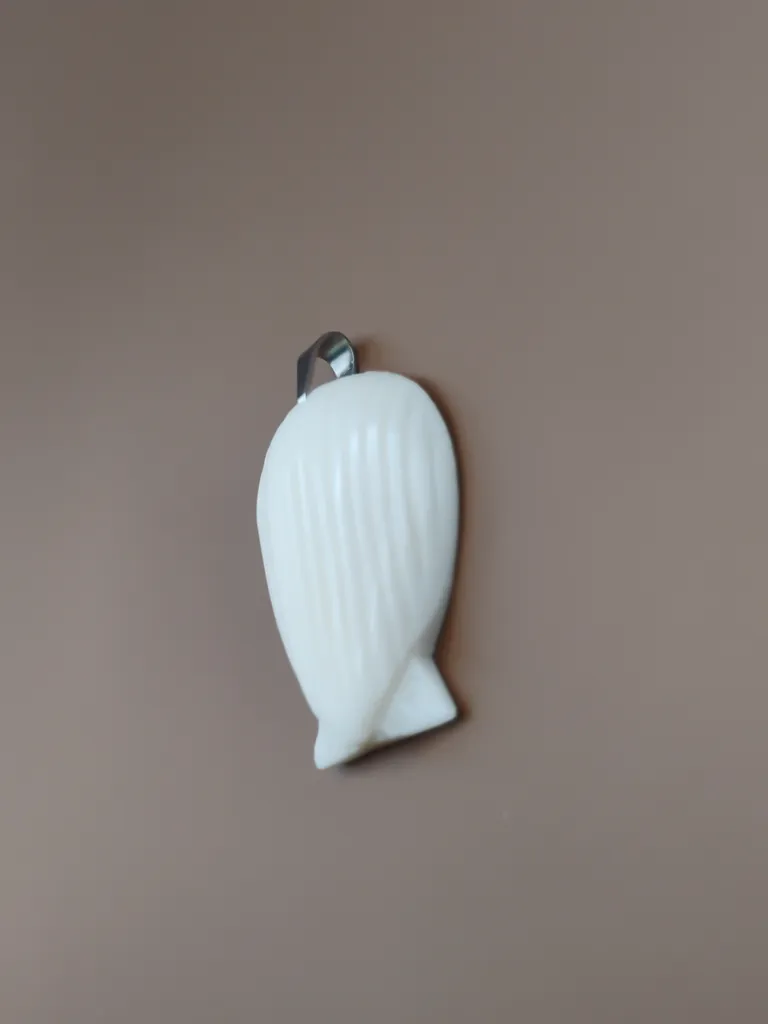 Pendentif os coquillage vue droite