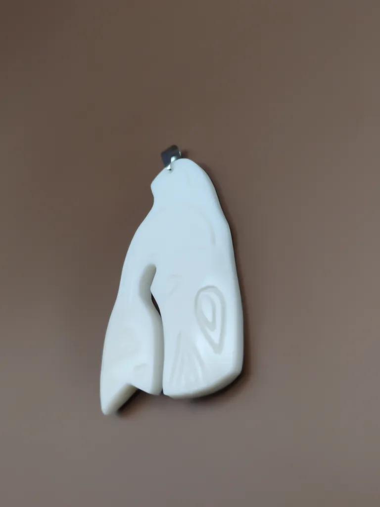 Pendentif os motif tribal vue droite