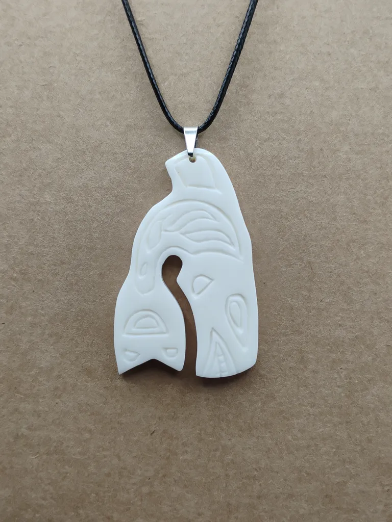 Pendentif os motif tribal vue porté