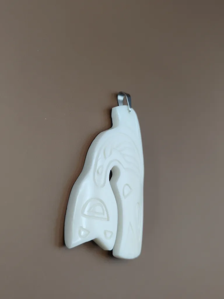 Pendentif os motif tribal vue gauche