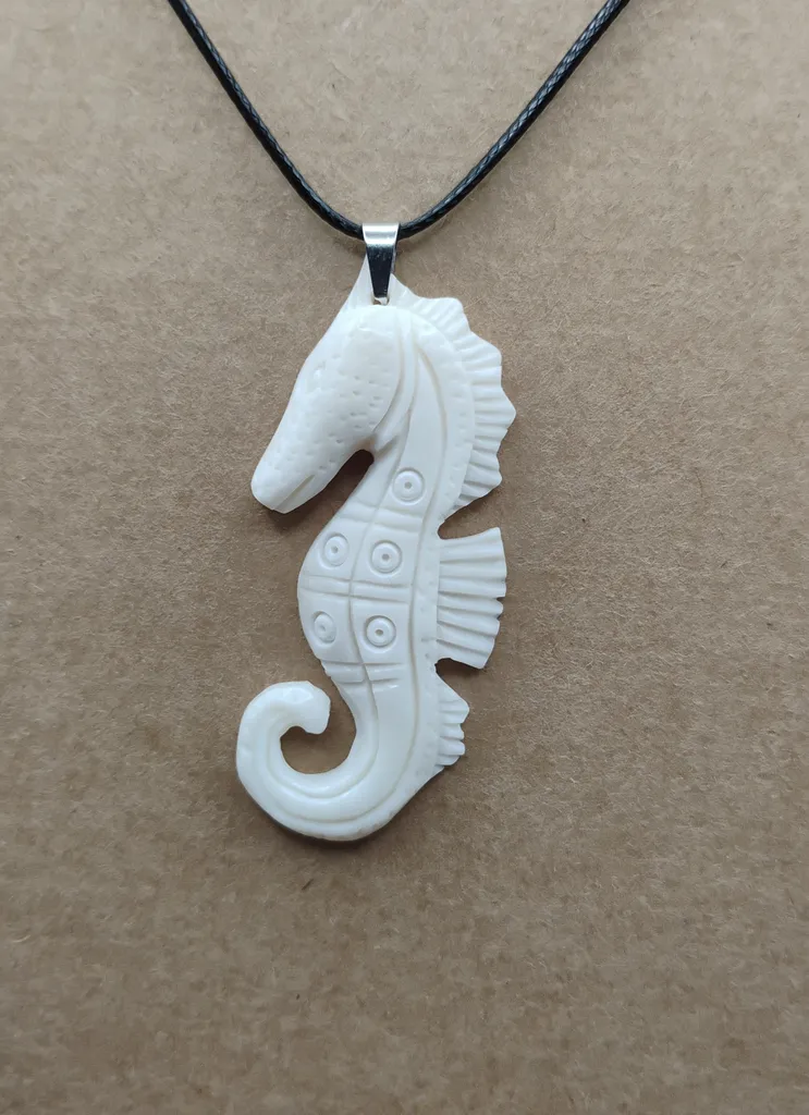Pendentif os hippocampe vue porté