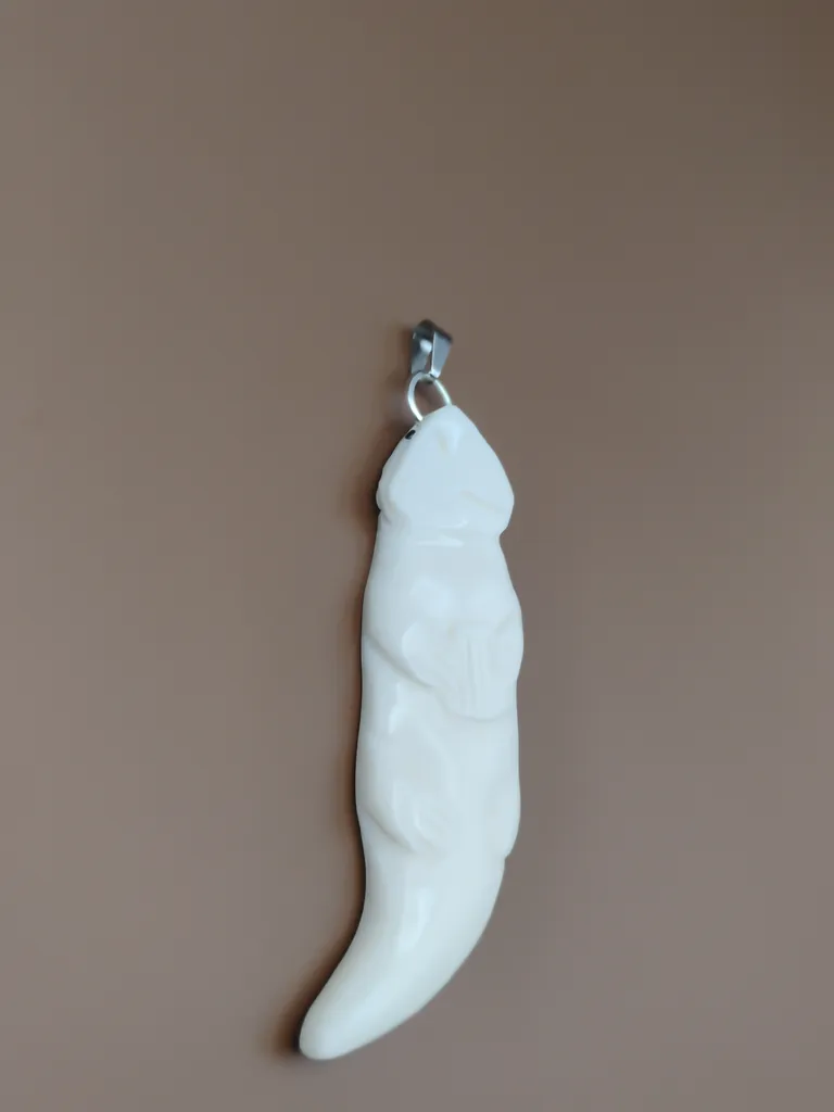 Pendentif en os loutre vue gauche