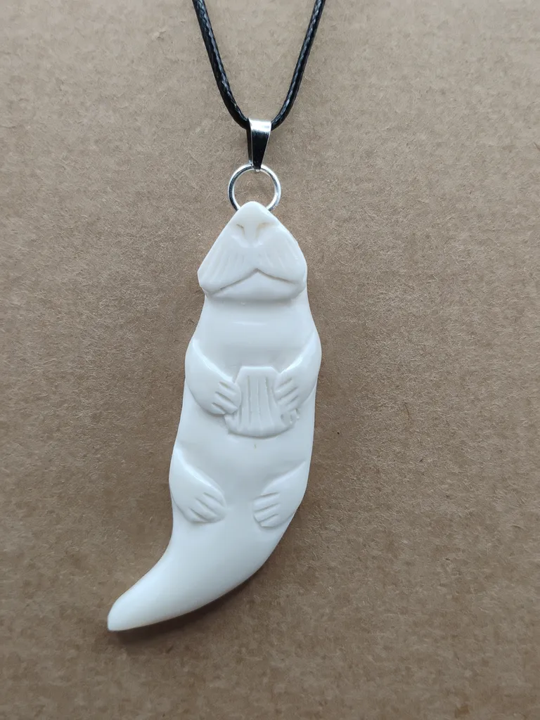 Pendentif os loutre vue porté