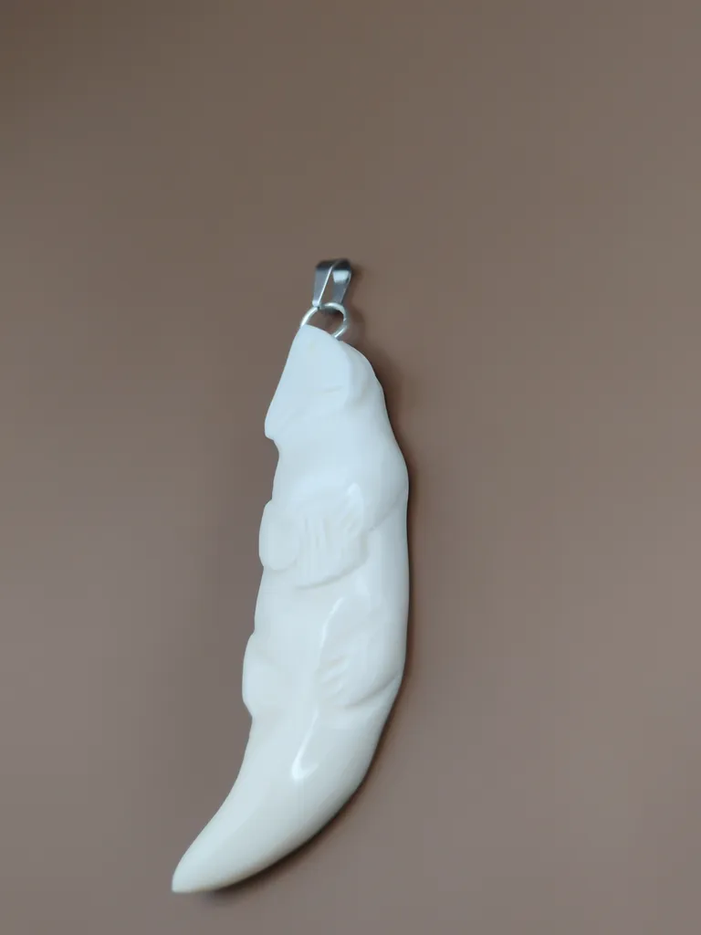 Pendentif os loutre vue droite