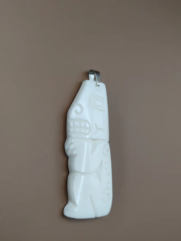 Pndentif os totem vue gauche