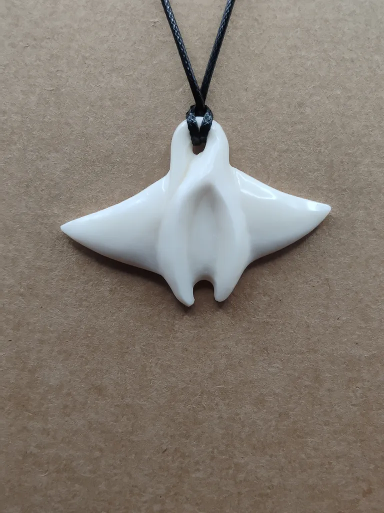 Pendentif os raie manta vue porté