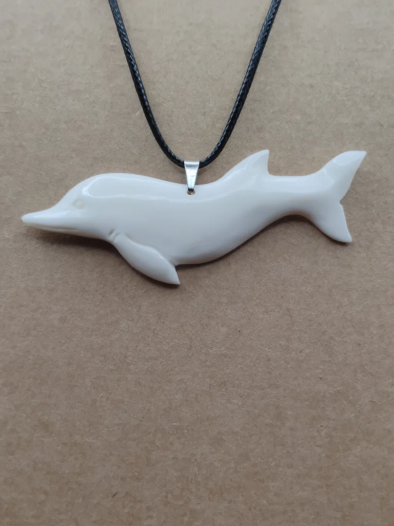 Pendentif os dauphin vue porté