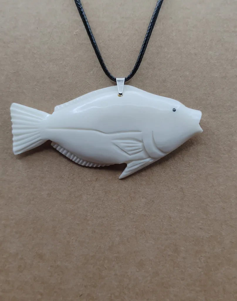 Pendentif os poisson vue porté