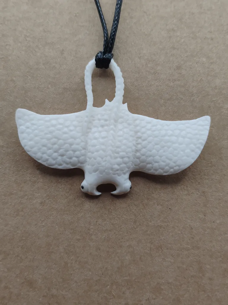 Pendentif os luxe manta vue porté