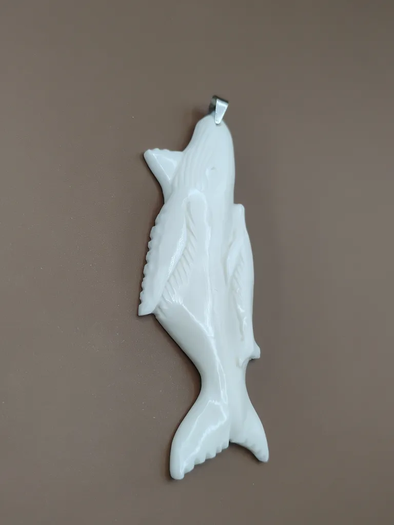 Pendentif os luxe baleine vue gauche