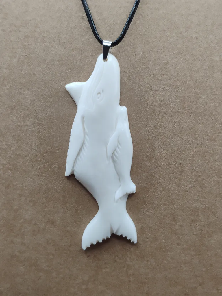Pendentif os luxe baleine vue porté