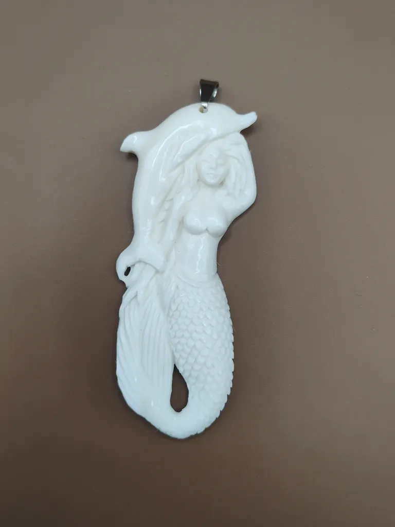 Pendentif en Os luxe -Sirène et son dauphin-