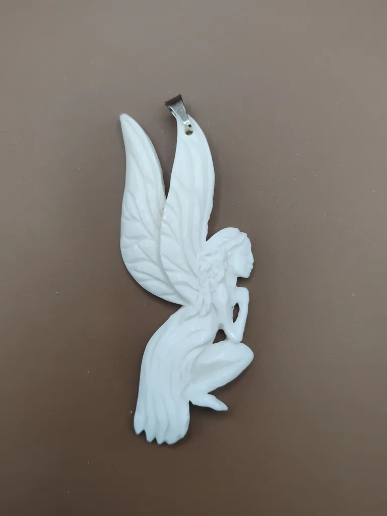 Pendentif en Os luxe -Fée assise-