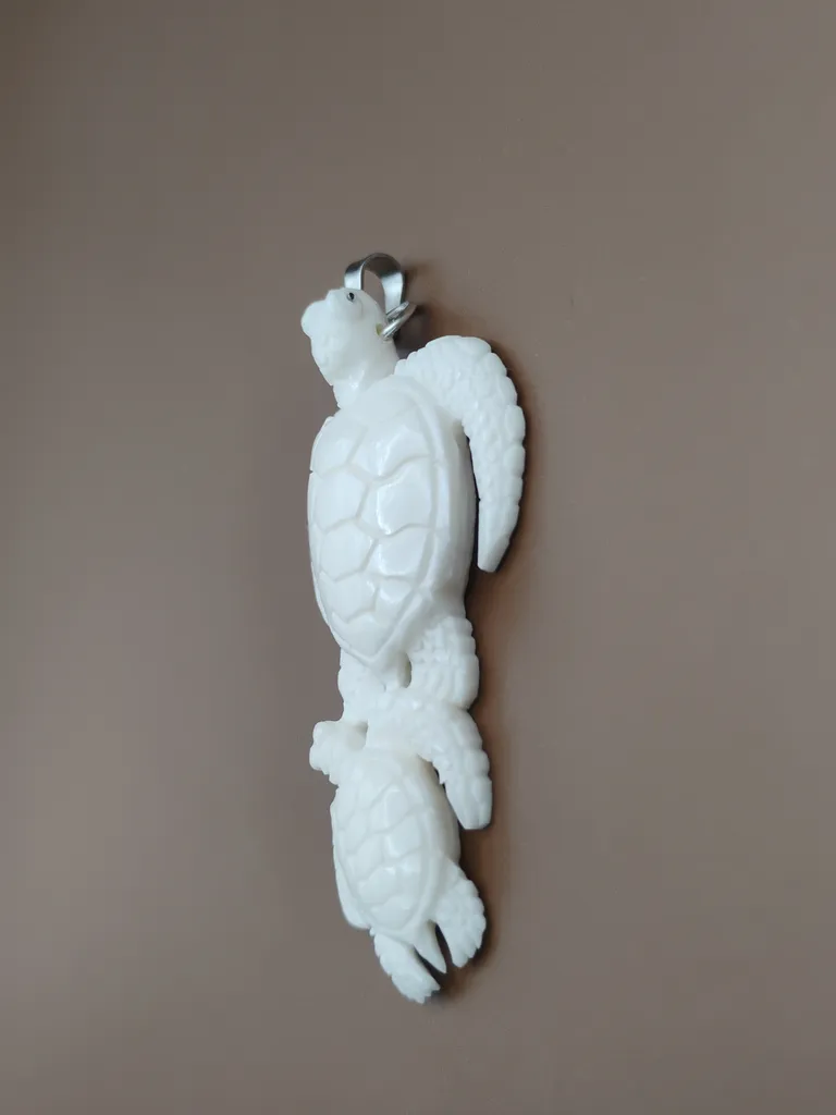 Pendentif en os sculpté, tortue et son petit vue de profil droite, finition luxe 4U