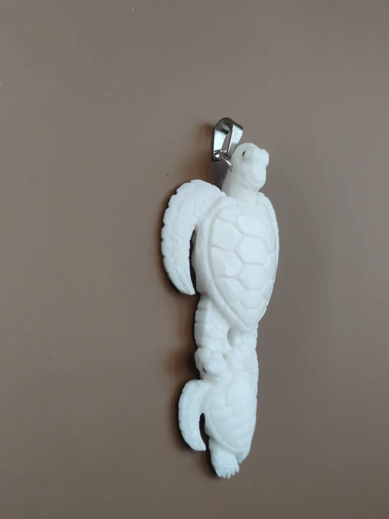 Pendentif en os sculpté, tortue et son petit vue de profil gauche, finition luxe 4U