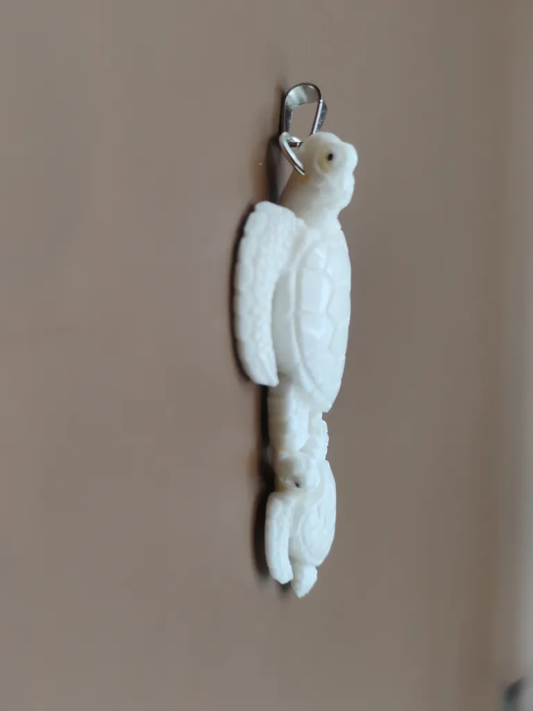 Pendentif en os sculpté, tortue et son petit vue de près, finition luxe 4U