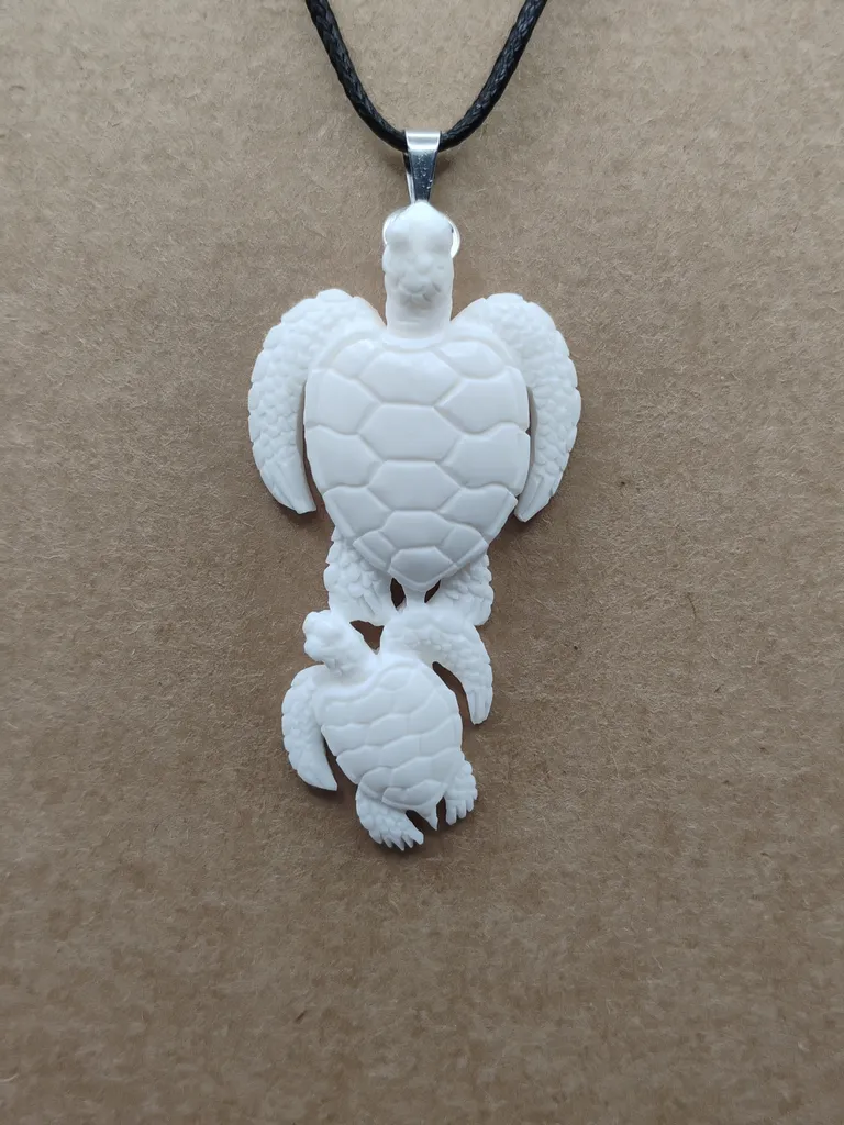 Pendentif en os sculpté, tortue et son petit vue porté, finition luxe 4U
