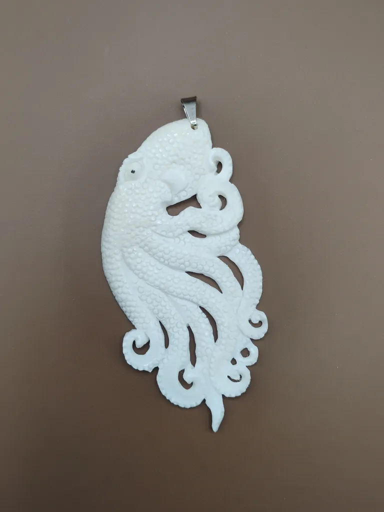 Pendentif en Os luxe -Kraken-