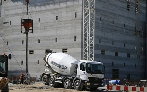 Betoniarka Budokop na placu budowy – transport i dostawa betonu towarowego